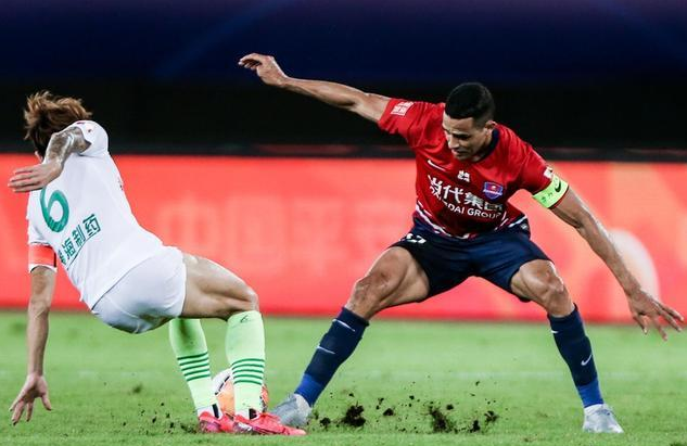  兰斯中场核心红牌离场，少一人仍守住平局