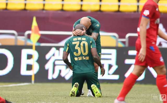  卡昂边路传中制造杀机，高中锋抢点破门定乾坤